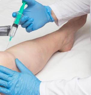 image of a hand injecting an injection in the knee of the patient